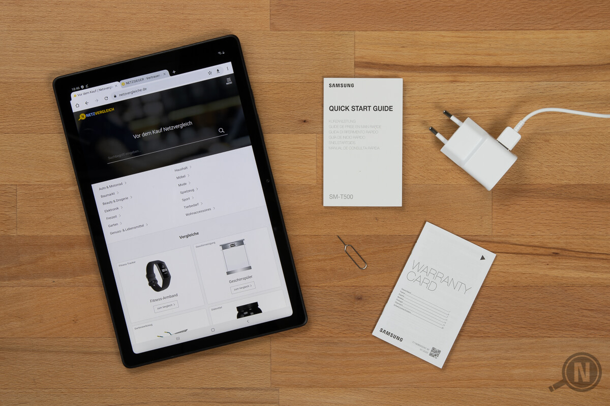 Tablet mit Packungsinhalt: Ladegerät, SIM-Tool, "Quick Start Guide" und "Warranty Card"