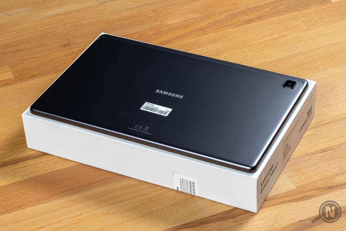 Ein neuer Tablet-PC liegt mit der Rückseite nach oben auf seiner Kartonverpackung.
