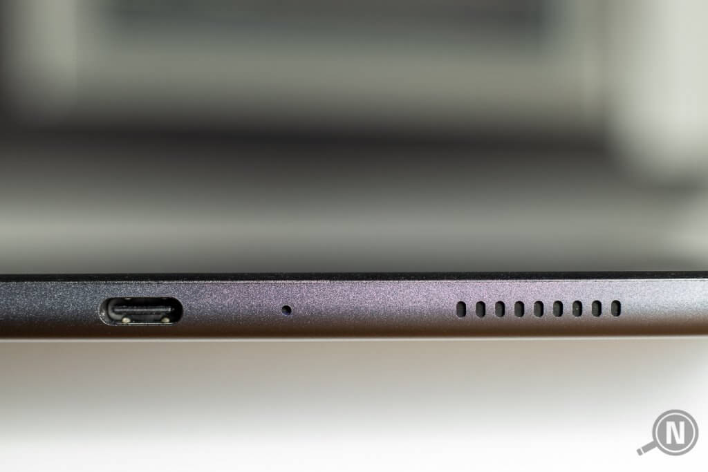 USB-Anschluss (Typ C), Mikrofon und Lautsprecher an der Unterseite eines Tablets.