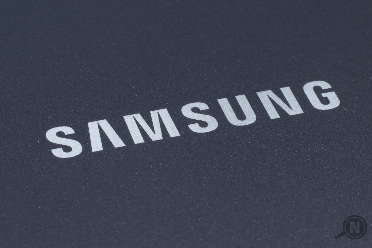 Samsung-Schriftzug in Weiß vor grauem Hintergrund