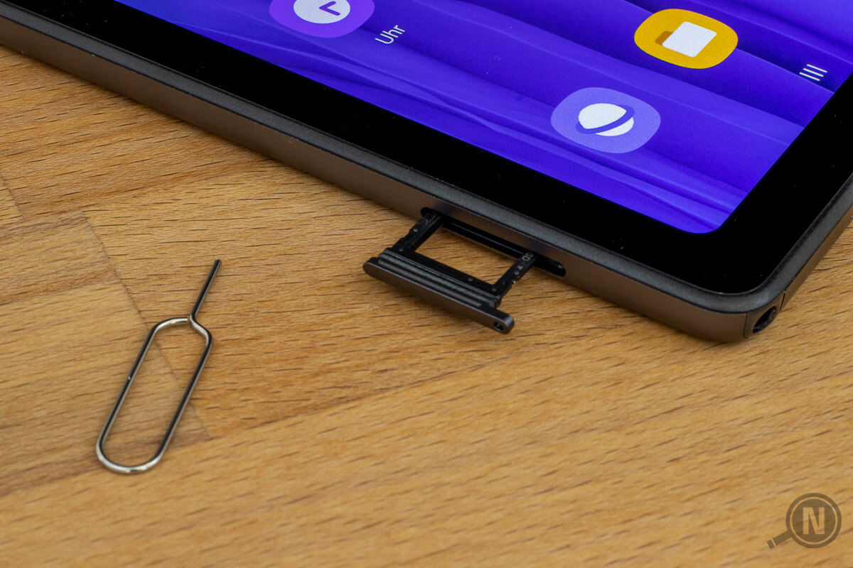 Makroaufnahme vom SIM-Slot eines Tablets, das kleine Werkzeug zum Öffnen des SIM-Einschubs ist auch mit im Bild.