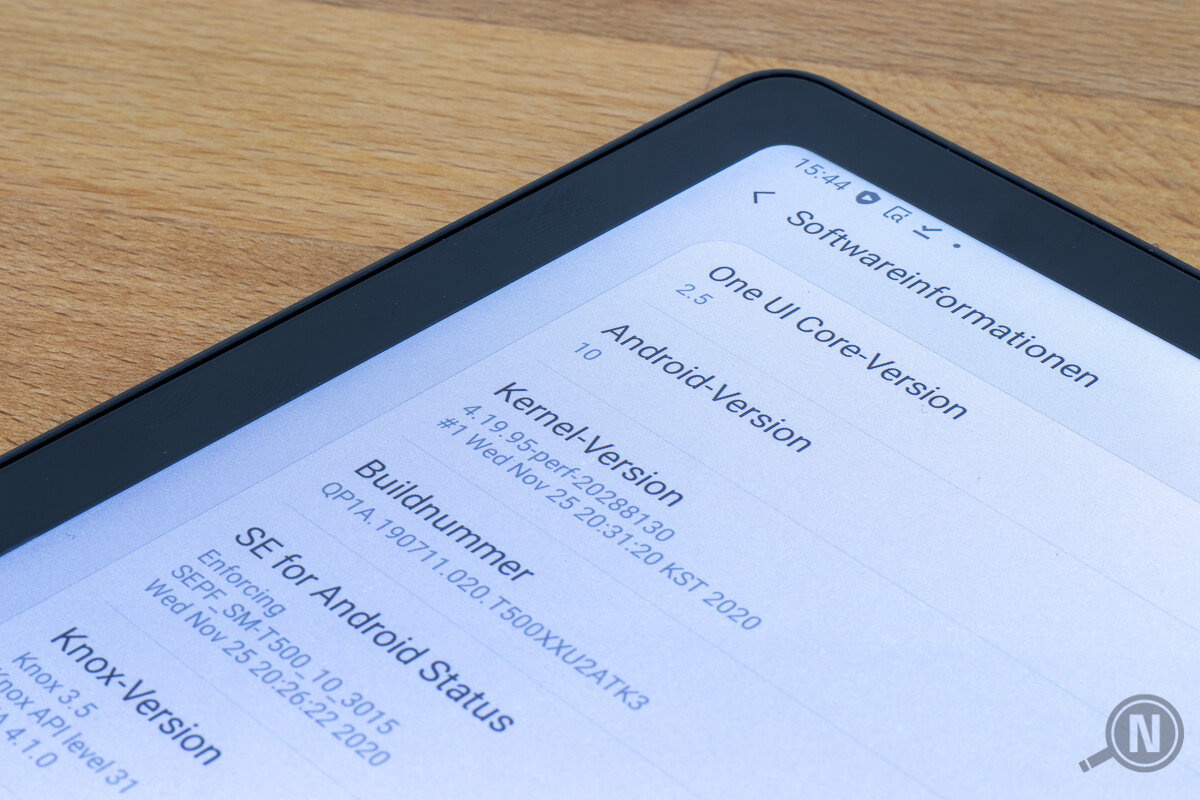 Linke obere Ecke eins Tablet-Bildschirms. Er zeigt die Android-Version 10.