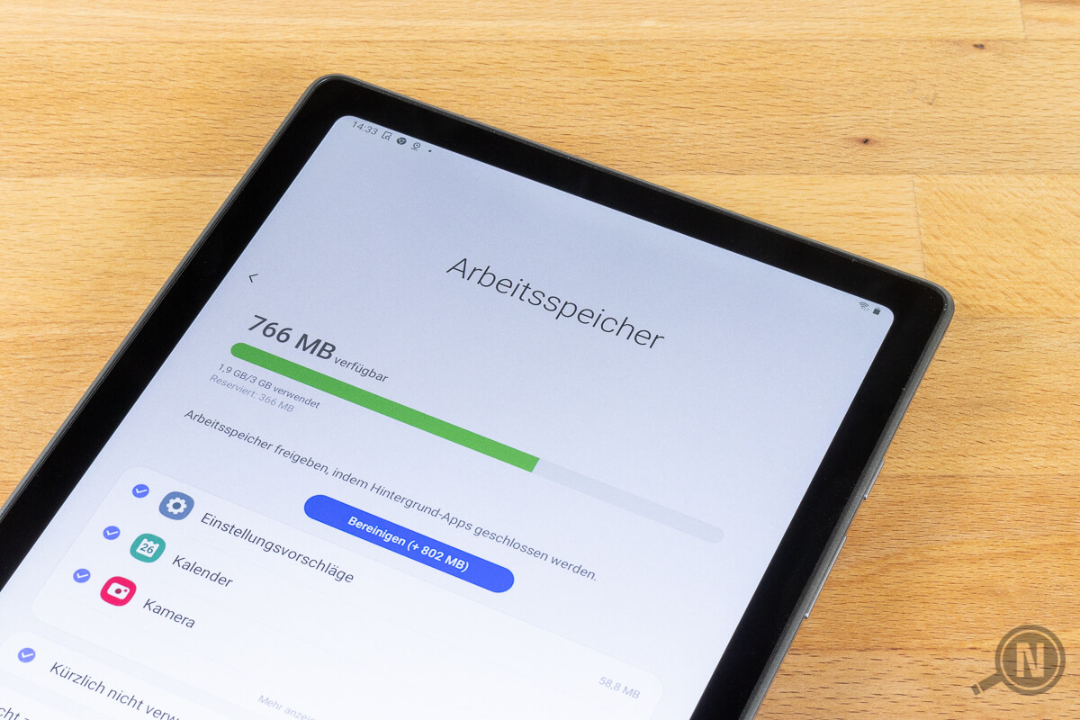 Ein Samsung Galaxy Tab A7, dessen Bildschirm die Arbeitsspeicherauslastung zeigt