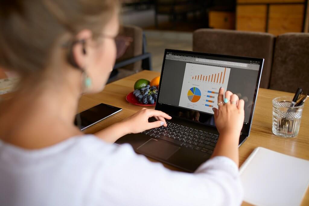 frau mit notebook nutzt touchscreen