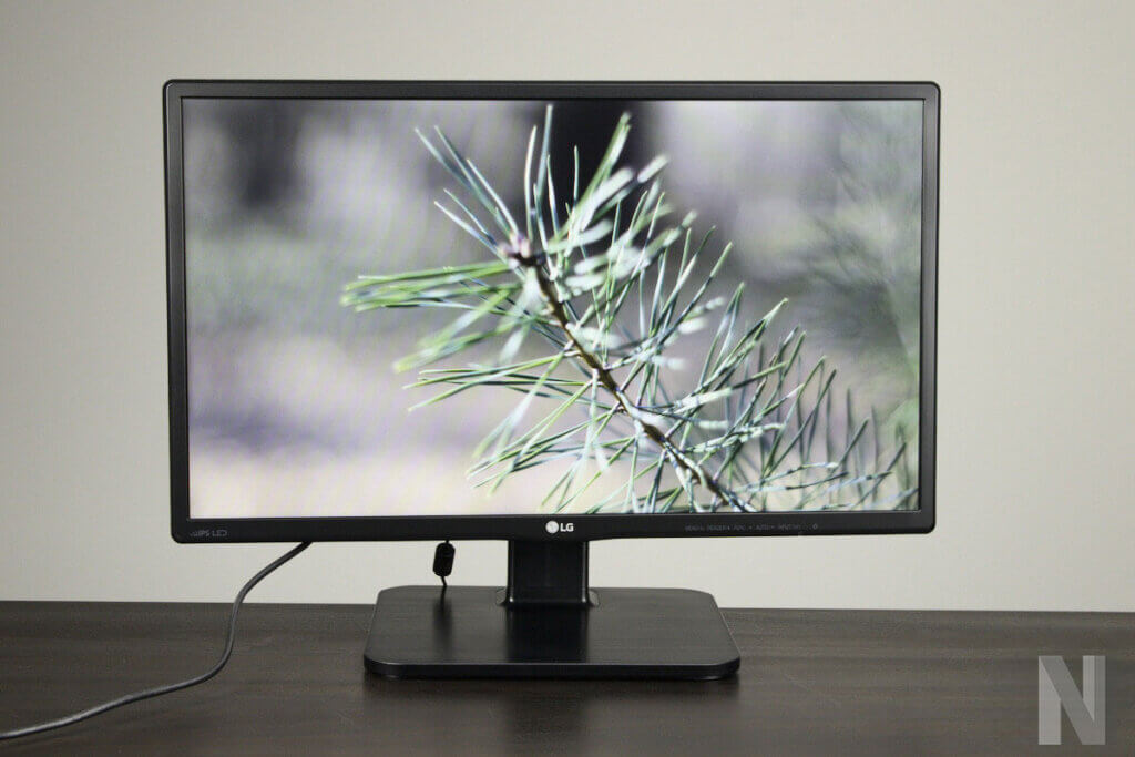 monitor eingeschaltet auf tisch mit naturmotiv