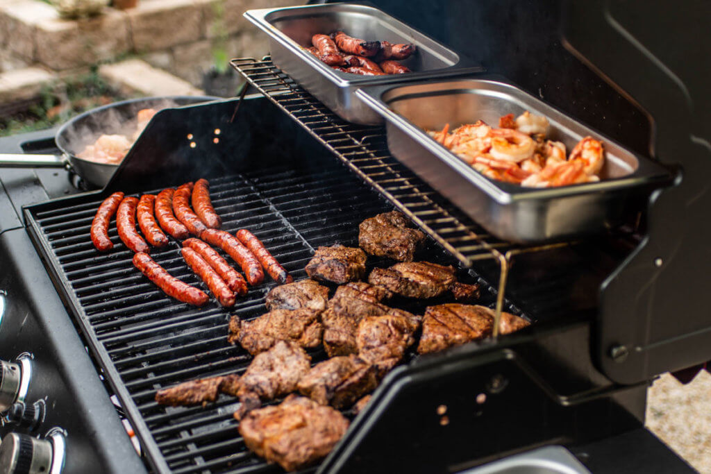 Fleisch wird gegrillt