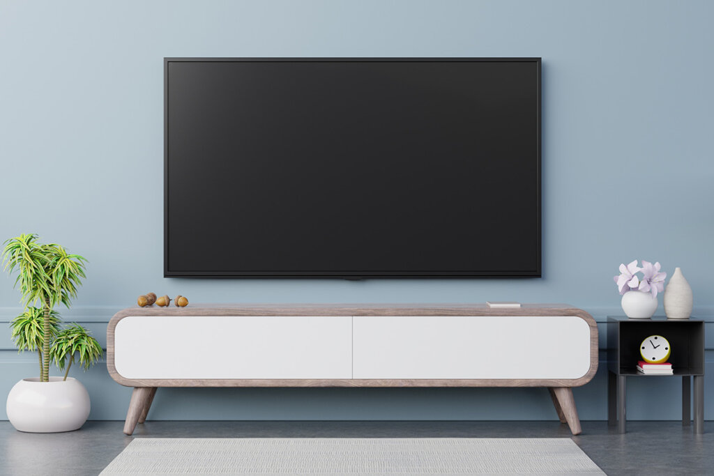 75-Zoll-Fernseher hängt an blauer Wand in Wohnzimmer