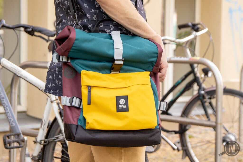 Fahrradtasche um Schulter