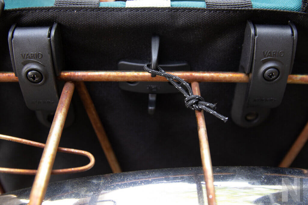 schraubbefestigung fuer den sicheren halt der fahrradtasche auf dem gepaecktraeger