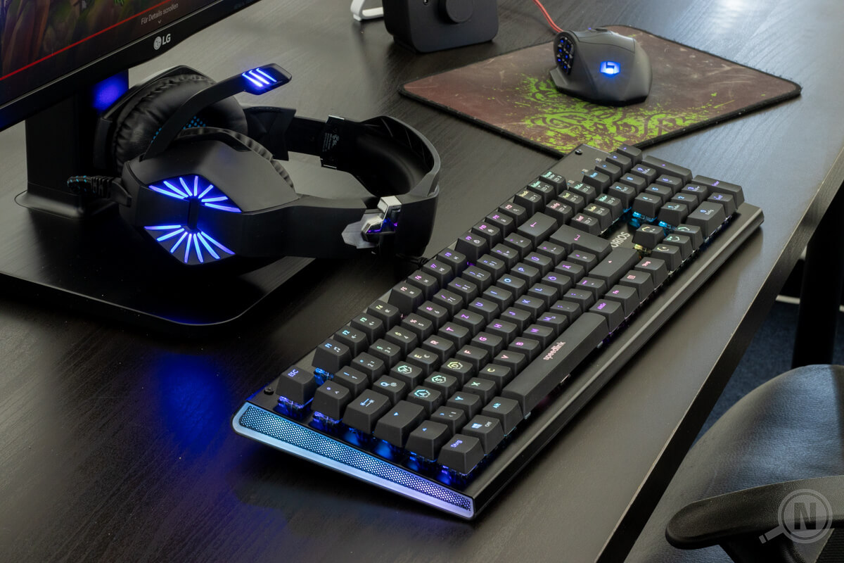 Gaming-Setup mit Tastatur, Maus und Headset.