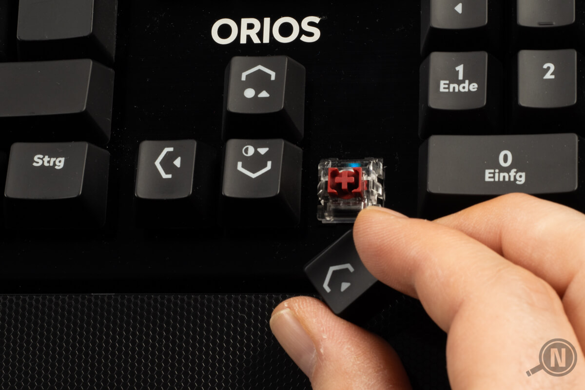 Roter Cherry-Schalter unter Taste bei linearer Tastatur.
