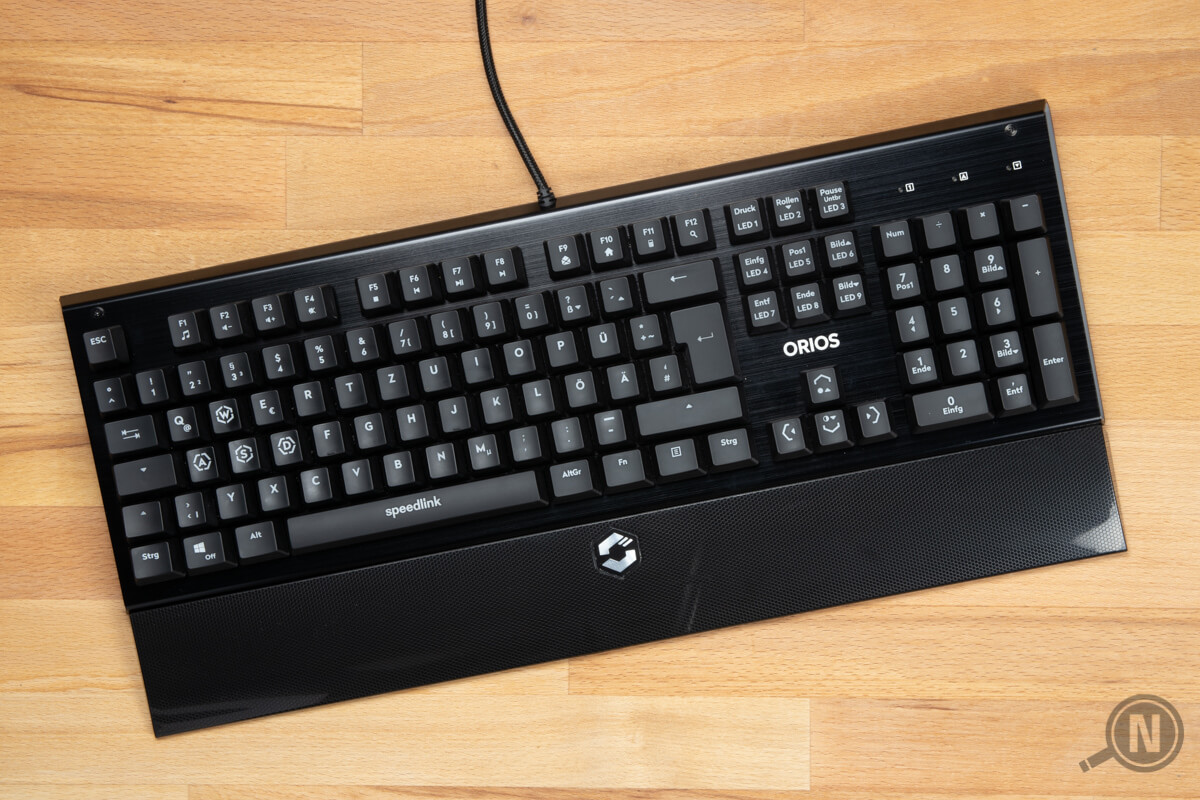 Komplette Gaming-Tastatur von oben auf Holz.