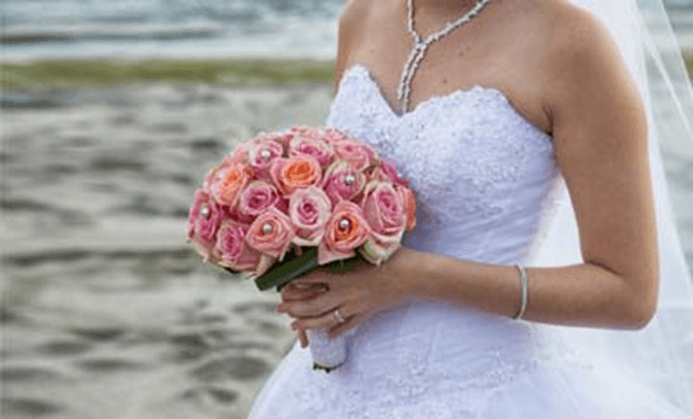Frau in Hochzeitskleid mit Brautstrauß