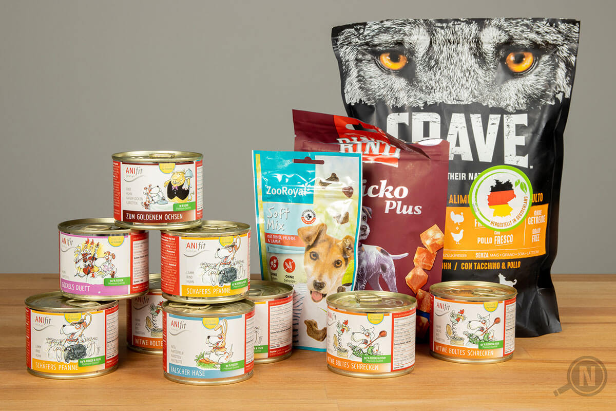 Verschiedene Dosen und Tüten mit Hundefutter