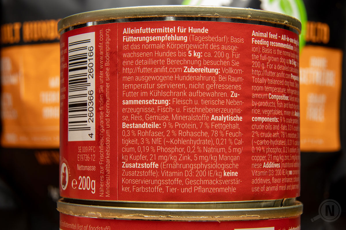 Rückseite einer Hundefutterdose mit Angabe der Inhaltsstoffe