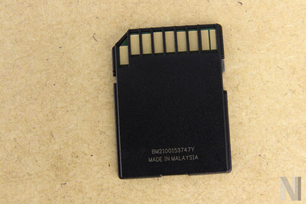 sd karte rueckseite mit goldenen pins