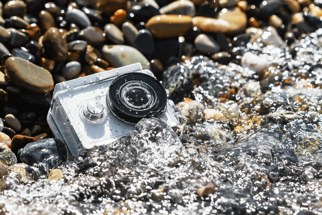 Action-Cam am Wasser mit Steinen