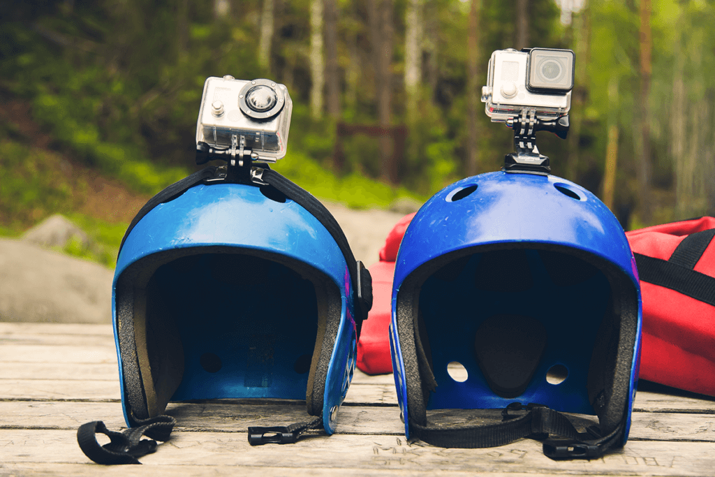 Action-Cams auf Helmen befestigt