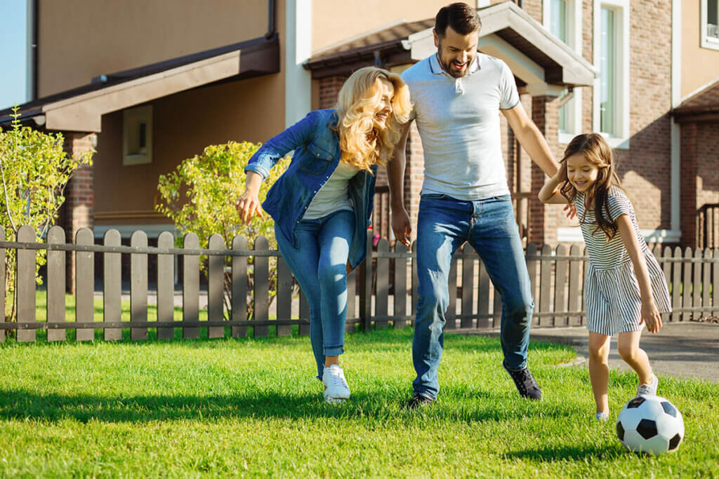 Familie spielt auf gemähtem Rasen