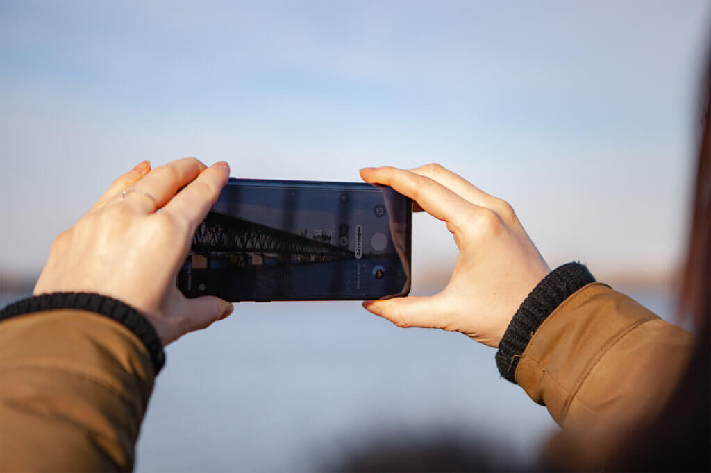 Frau macht Foto mi t Smartphone