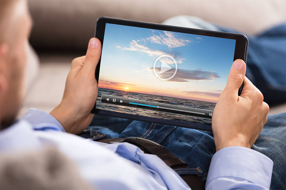 Mann schaut auf Tablet