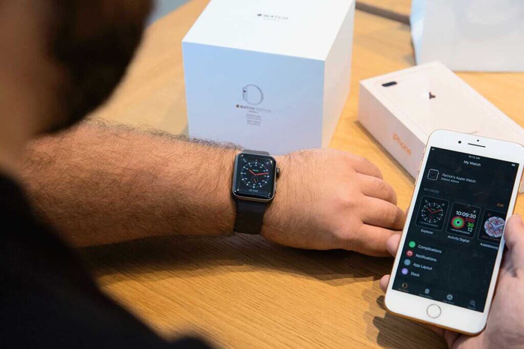 Mann verbindet Apple Watch mit Handy