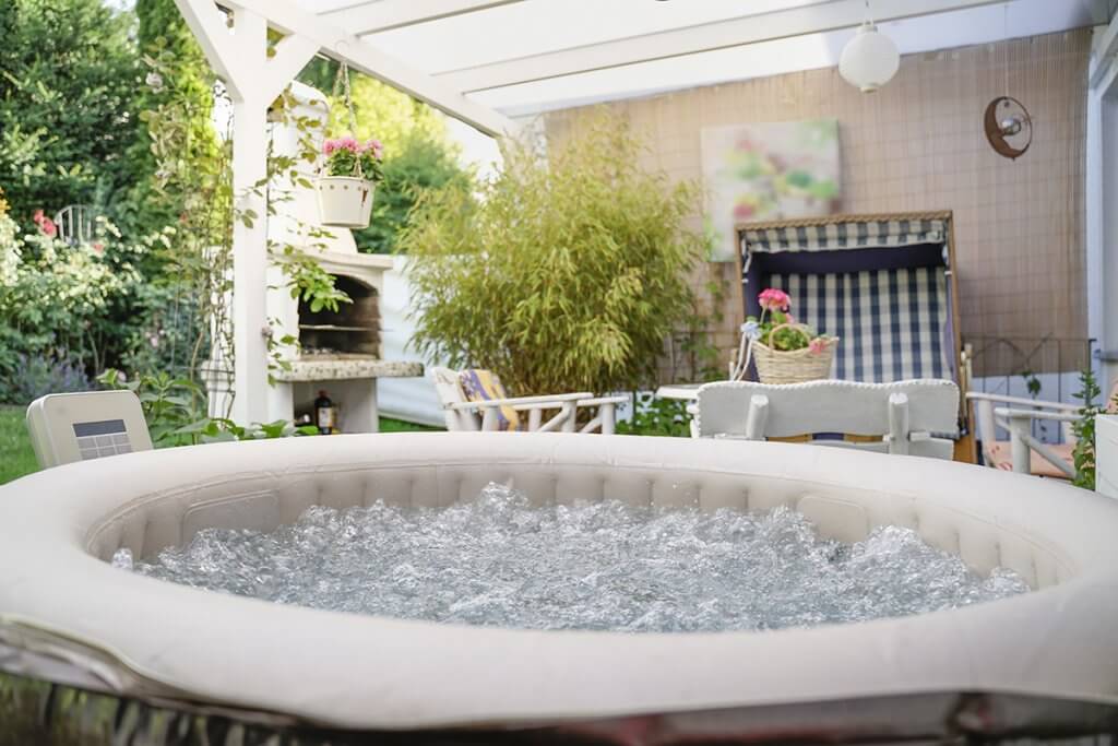 aufblasbarer whirlpool steht im garten