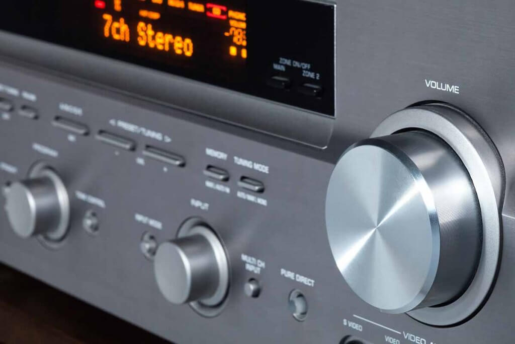 Display und Bedienfeld eines AV-Receivers