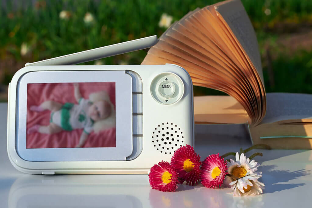 Babyphone im Garten auf Gartentisch