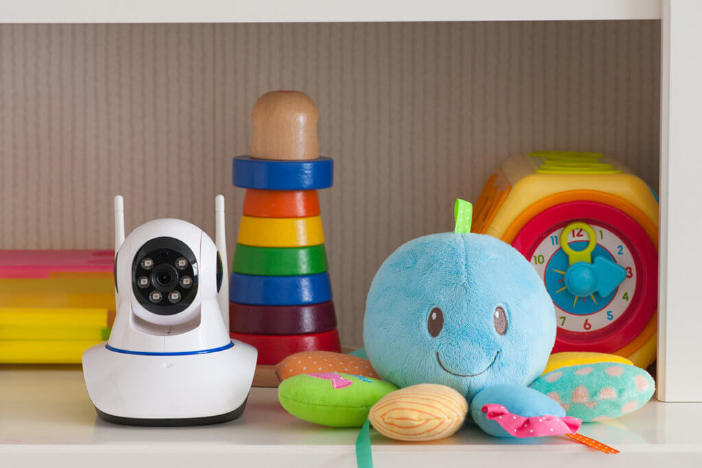 Babyphone-Kamera auf Regal mit Spielzeug