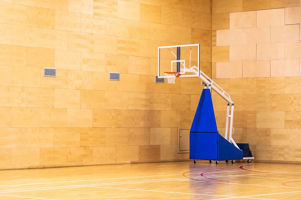 basketballkorb in turnhalle