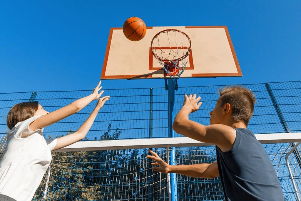 zwei personen spielen basketball