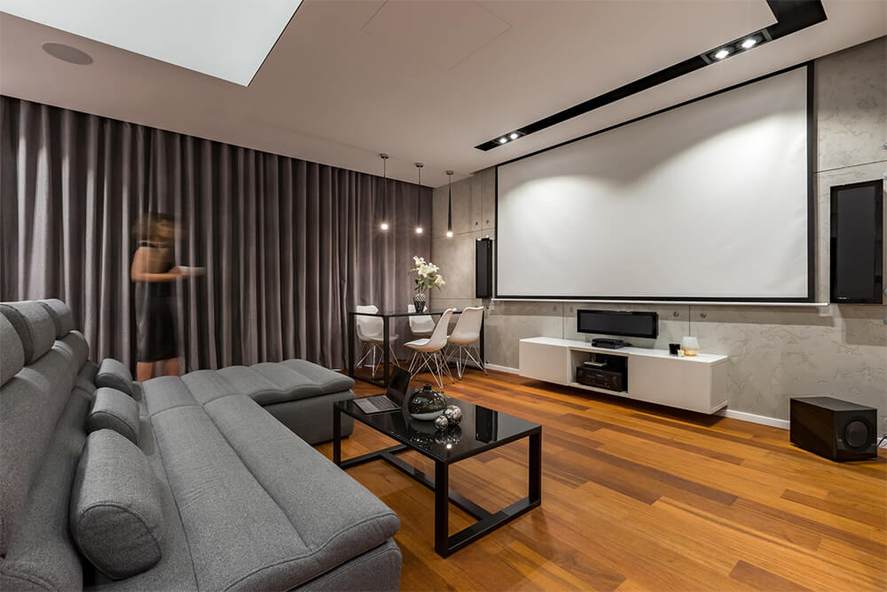 Wohnzimmer mit Beamer Leinwand