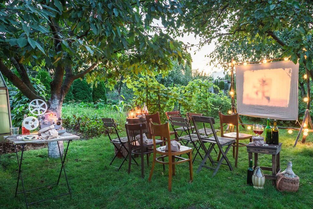 Outdoor Kino wird im Garten vorbereitet