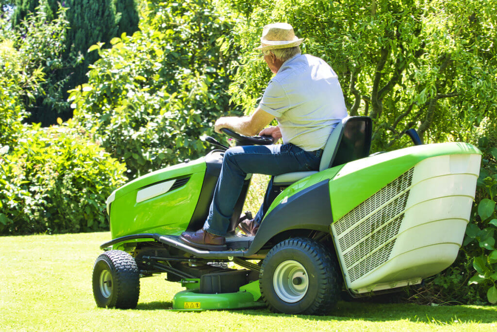 Benzin-Rasenmäher Senior auf fahrbaren Rasenmäher