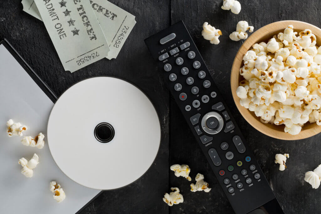 Blu-ray, Fernbedienung und Popcorn