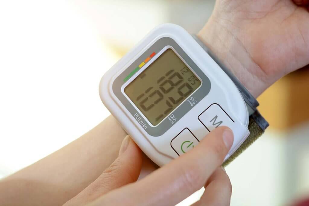 Blutdruckmessgerät an Handgelenk