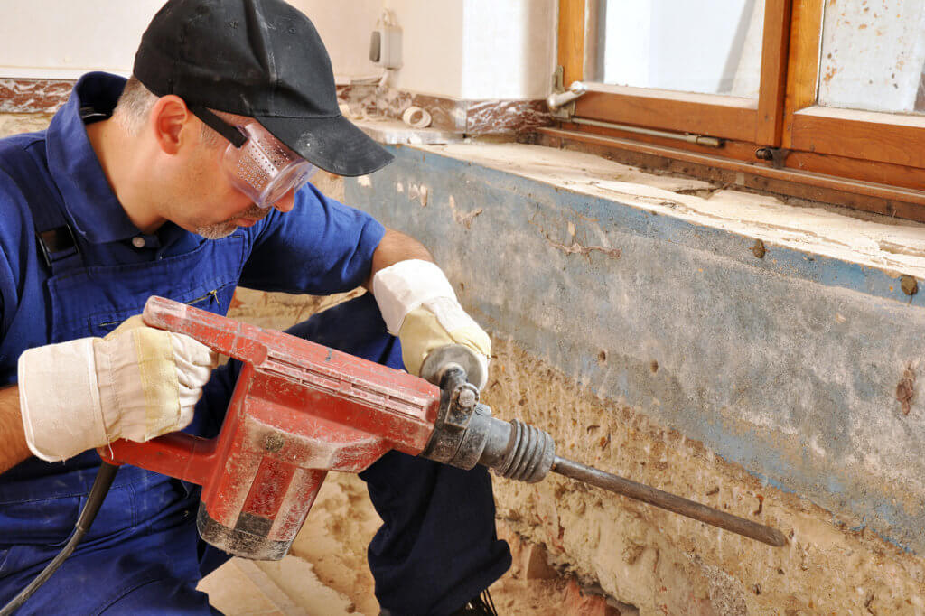 Handwerker arbeitet mit Bohrhammer