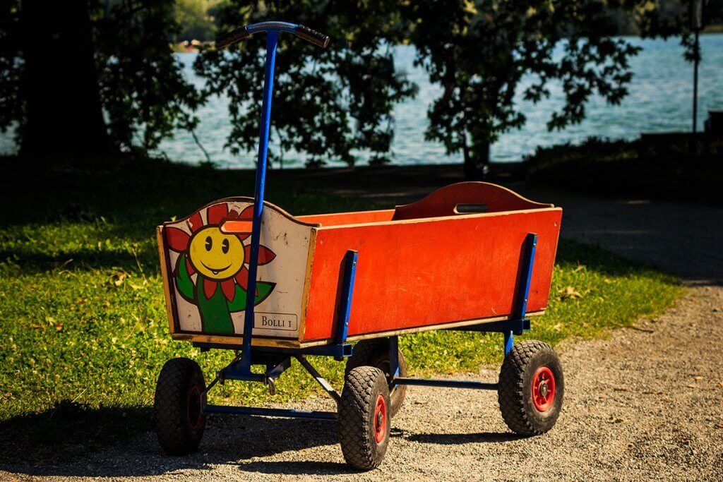 ein bemalter Bollerwagen in der Natur