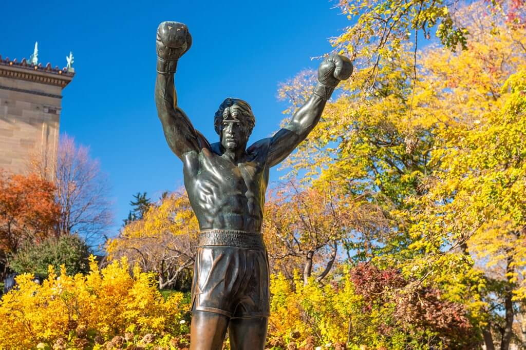 Statue von Rocky balboa mit Herbstbäumen im Hintergrund