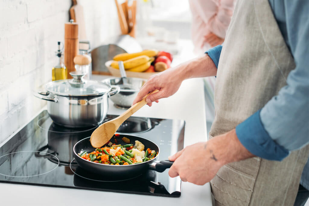 Essen wird in Bratpfanne zubereitet