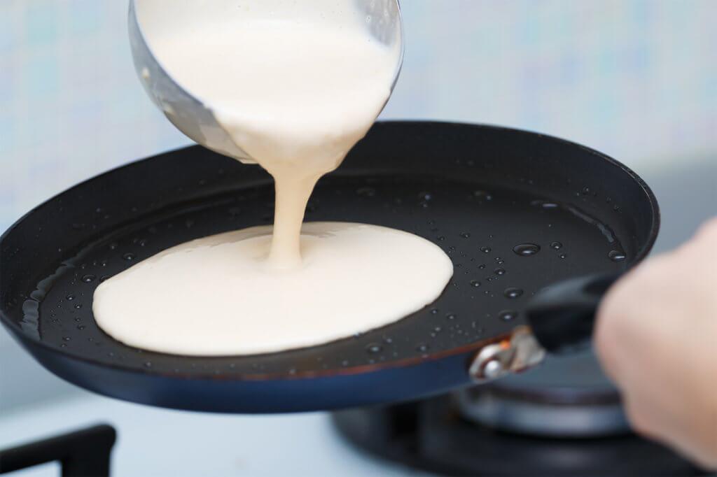 Pancakes werden in Bratpfanne gemacht