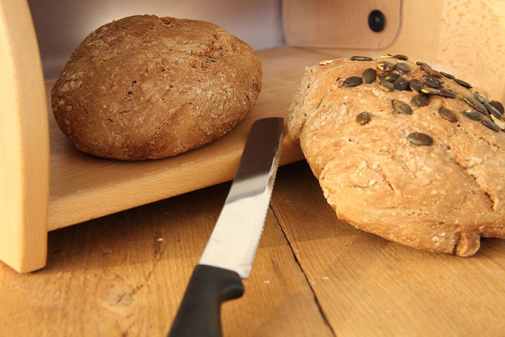 Kuerbiskernbrot, Brotkasten und Brotmesser