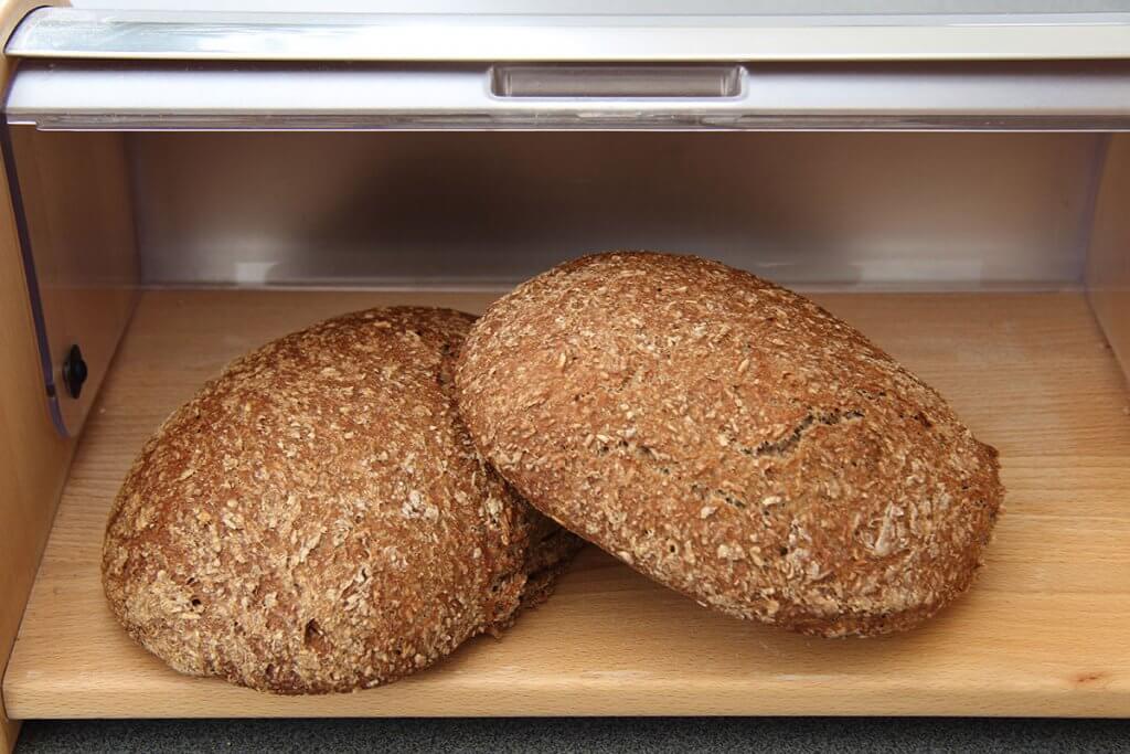 zwei Brote im Brotkasten