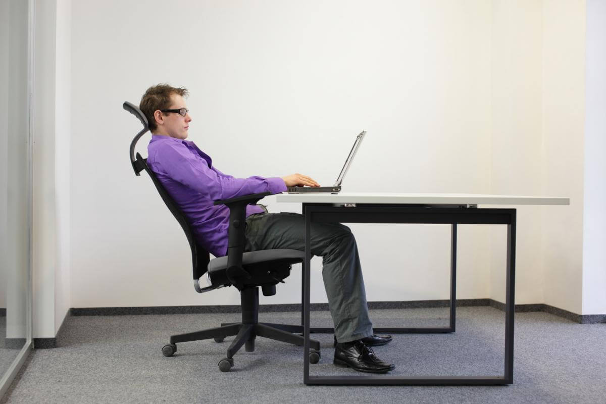Mann in entspannter Position
