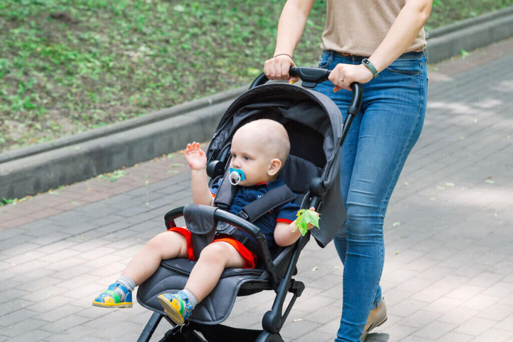 Baby sitzt im Buggy und wird geschoben