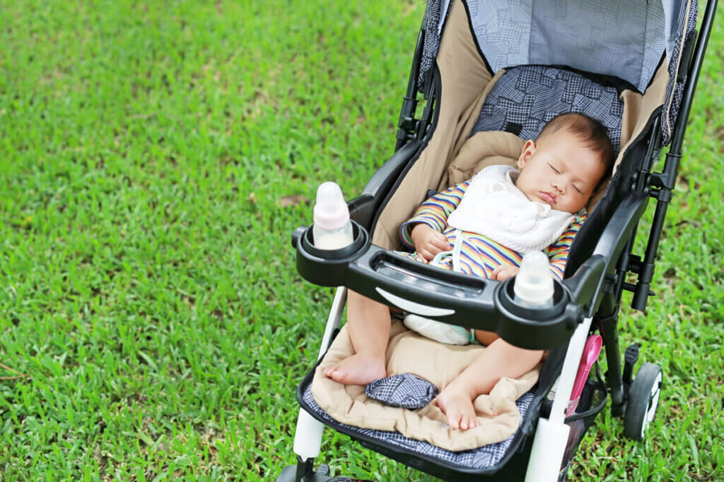 Baby schläft im Buggy