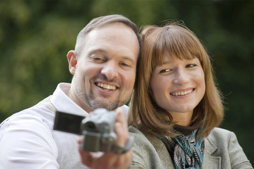 couple_with_video_camera