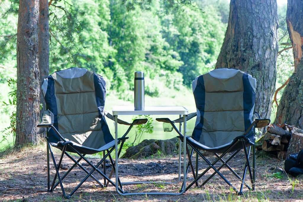 Hochlehner auf Campingplatz im Wald. 