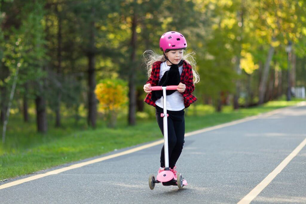 Kind fährt mit Cityroller